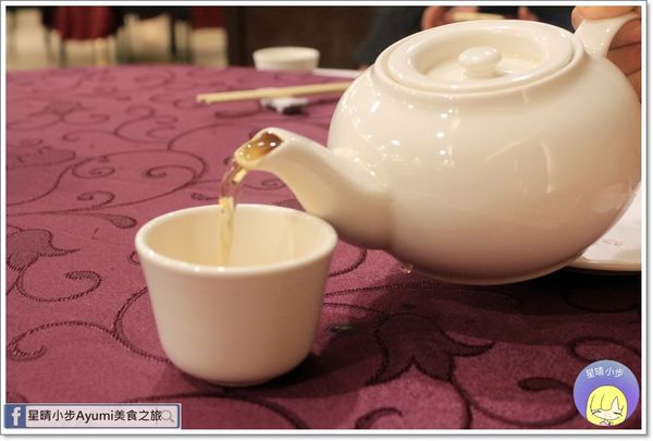 晶悅軒粵菜餐廳：[食記]►桃園粵菜餐廳推薦◄晶悅軒新派粵菜料理/金牌吊燒雞/脆皮六兩金/稻香西施牛/南洋咖哩軟蟹、每桌出示本文可加贈冰心綠豆糕一份