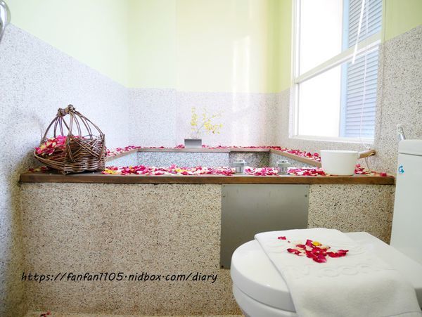 【台中住宿】星月文旅 #台中親子住宿 #星月大地 #玩水 #泡湯 #餵魚 #夕陽 #夜景 #IG打卡熱點 (11).JPG