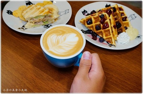 篆香小樓:台中豐原』篆香小樓║大樓裡隱藏版復古咖啡館!自家烘焙手沖咖啡+手作蛋糕,美好的下午茶~