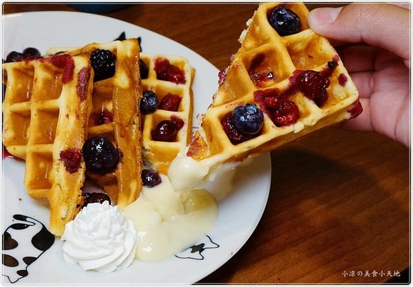 篆香小樓:台中豐原』篆香小樓║大樓裡隱藏版復古咖啡館!自家烘焙手沖咖啡+手作蛋糕,美好的下午茶~