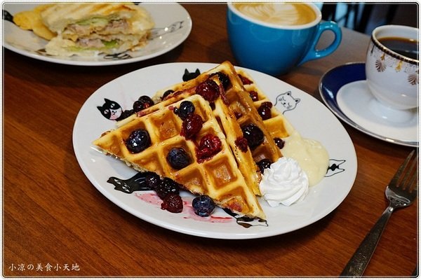 篆香小樓:台中豐原』篆香小樓║大樓裡隱藏版復古咖啡館!自家烘焙手沖咖啡+手作蛋糕,美好的下午茶~