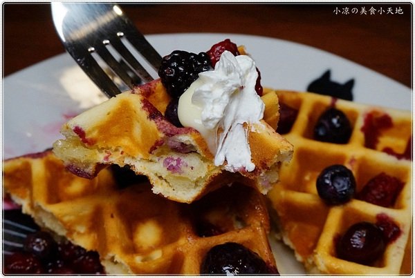 篆香小樓:台中豐原』篆香小樓║大樓裡隱藏版復古咖啡館!自家烘焙手沖咖啡+手作蛋糕,美好的下午茶~