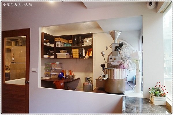 篆香小樓:台中豐原』篆香小樓║大樓裡隱藏版復古咖啡館!自家烘焙手沖咖啡+手作蛋糕,美好的下午茶~