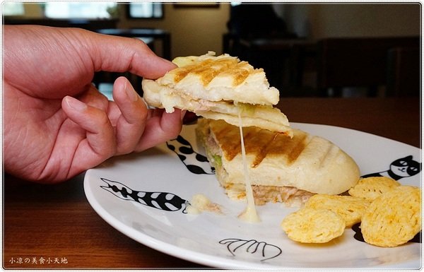 篆香小樓:台中豐原』篆香小樓║大樓裡隱藏版復古咖啡館!自家烘焙手沖咖啡+手作蛋糕,美好的下午茶~