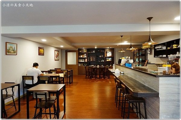 篆香小樓:台中豐原』篆香小樓║大樓裡隱藏版復古咖啡館!自家烘焙手沖咖啡+手作蛋糕,美好的下午茶~