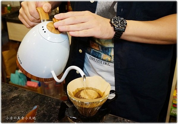 篆香小樓:台中豐原』篆香小樓║大樓裡隱藏版復古咖啡館!自家烘焙手沖咖啡+手作蛋糕,美好的下午茶~