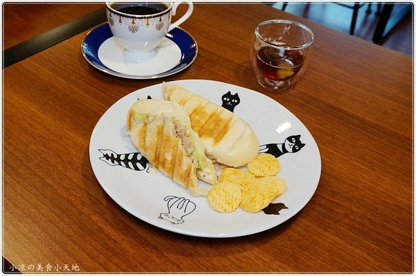 篆香小樓:台中豐原』篆香小樓║大樓裡隱藏版復古咖啡館!自家烘焙手沖咖啡+手作蛋糕,美好的下午茶~