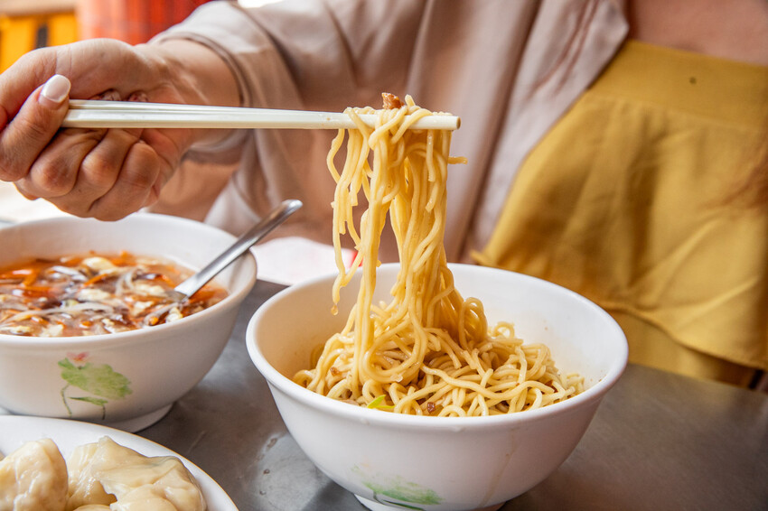 台南市中西區穎川水餃店|銅板價就能吃飽!超佛心一顆3元水餃,酸辣湯、乾麵也只要25元