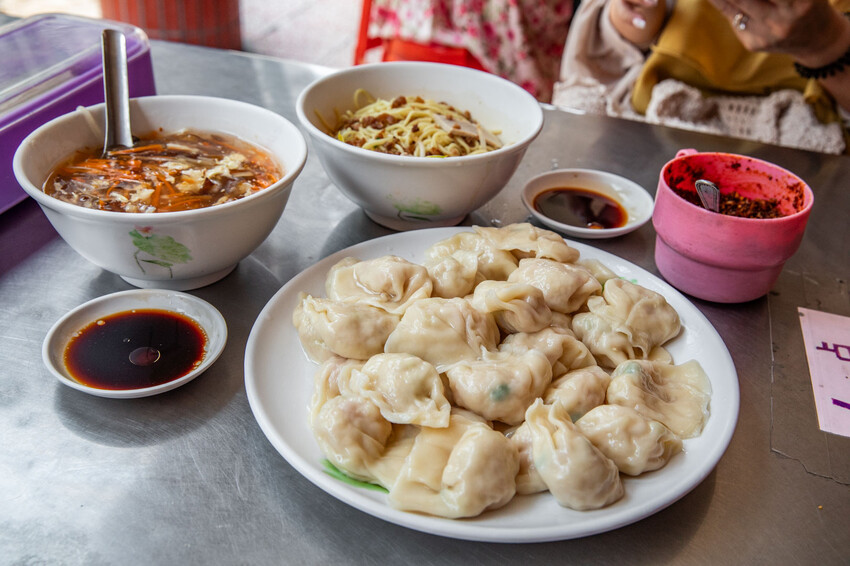 台南市中西區穎川水餃店|銅板價就能吃飽!超佛心一顆3元水餃,酸辣湯、乾麵也只要25元