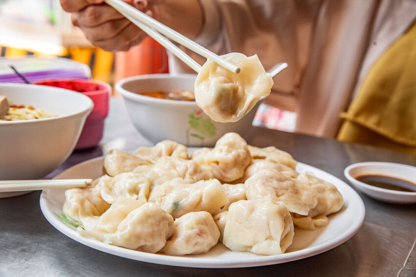 台南市中西區穎川水餃店|銅板價就能吃飽!超佛心一顆3元水餃,酸辣湯、乾麵也只要25元