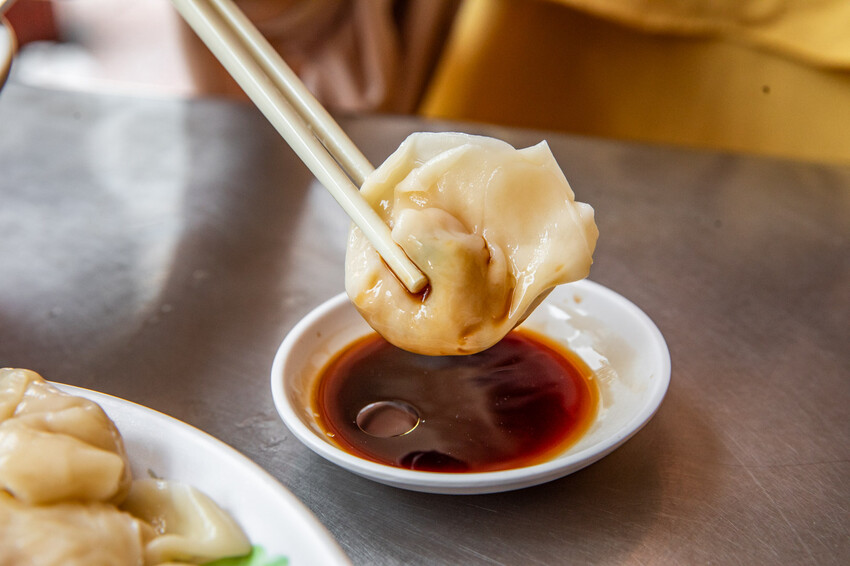 台南市中西區穎川水餃店|銅板價就能吃飽!超佛心一顆3元水餃,酸辣湯、乾麵也只要25元