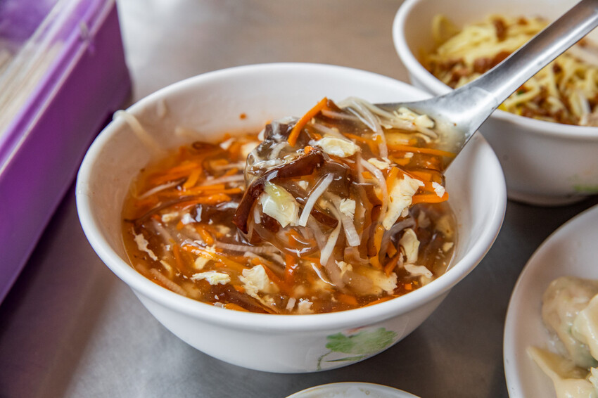 台南市中西區穎川水餃店|銅板價就能吃飽!超佛心一顆3元水餃,酸辣湯、乾麵也只要25元