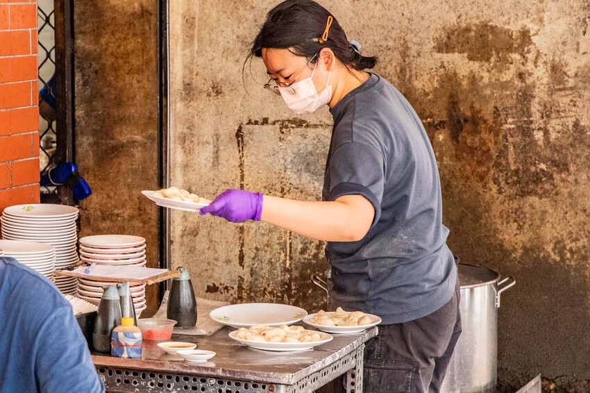 台南市中西區穎川水餃店|銅板價就能吃飽!超佛心一顆3元水餃,酸辣湯、乾麵也只要25元