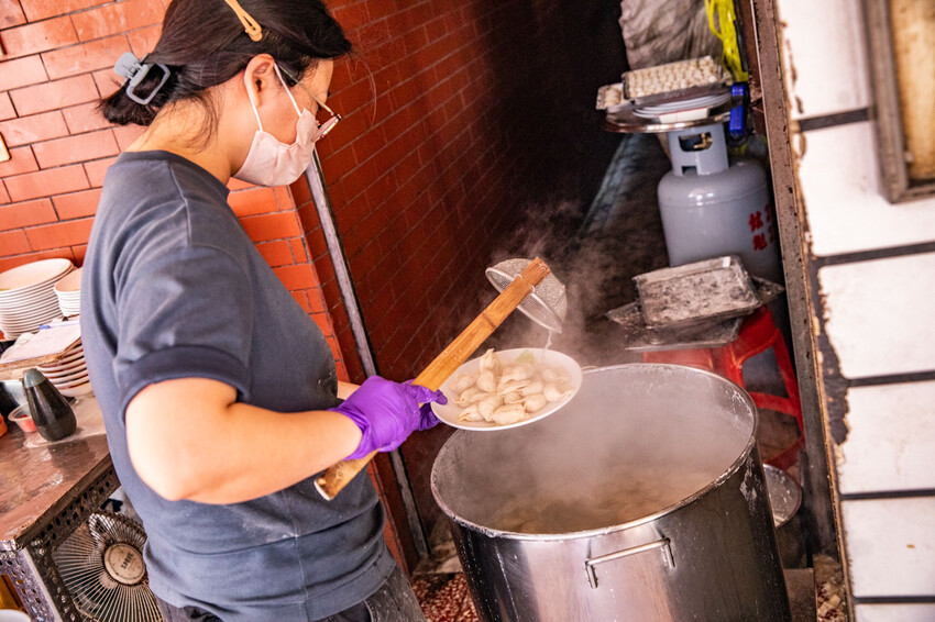 台南市中西區穎川水餃店|銅板價就能吃飽!超佛心一顆3元水餃,酸辣湯、乾麵也只要25元
