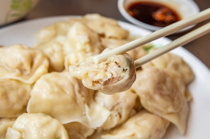 台南市中西區穎川水餃店|銅板價就能吃飽!超佛心一顆3元水餃,酸辣湯、乾麵也只要25元