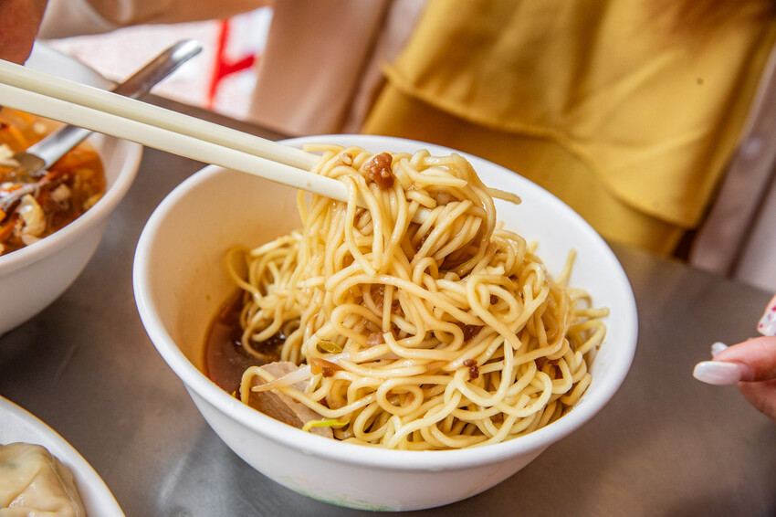 ▲台南銅板美食推薦:穎川水餃,酸辣湯、餛飩湯、湯麵都25元 /大手牽小手。玩樂趣 提供、WalkerLand窩客島整理