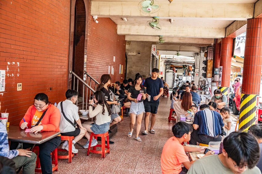 台南市中西區穎川水餃店|銅板價就能吃飽!超佛心一顆3元水餃,酸辣湯、乾麵也只要25元