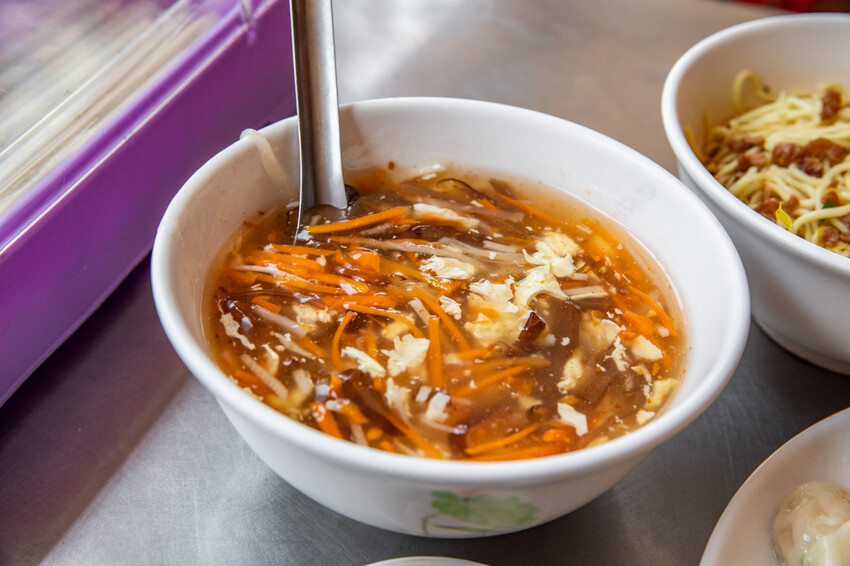 台南市中西區穎川水餃店|銅板價就能吃飽!超佛心一顆3元水餃,酸辣湯、乾麵也只要25元