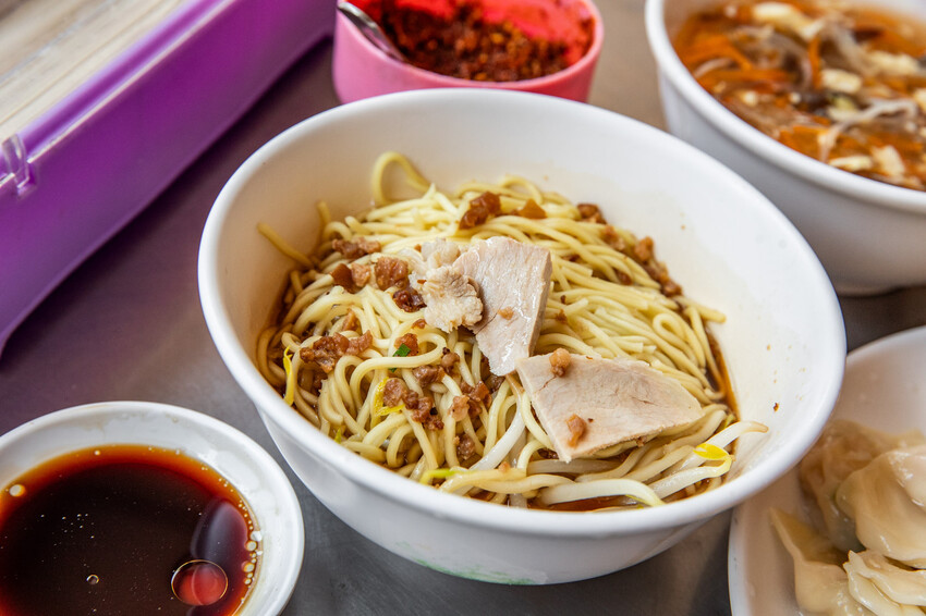 台南市中西區穎川水餃店|銅板價就能吃飽!超佛心一顆3元水餃,酸辣湯、乾麵也只要25元