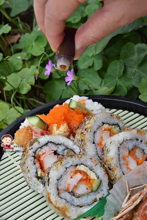 桃園區美食-啊雜 AAAzakka-可愛企鵝柴犬壽司餐盒好吸晴，兔兔P助捨不得吃，一起來野餐吧! @民宿女王芽月-美食.旅遊.全台趴趴走