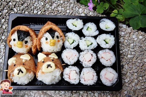 桃園區美食-啊雜 AAAzakka-可愛企鵝柴犬壽司餐盒好吸晴，兔兔P助捨不得吃，一起來野餐吧! @民宿女王芽月-美食.旅遊.全台趴趴走