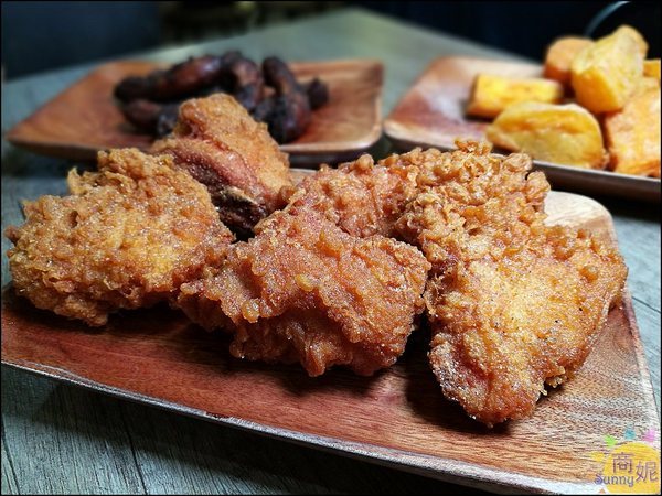 蘋果手雞炸雞專門家:台中獨家蘋果手雞。獨門醃料與外裹粉乾淨新鮮一吃成主顧