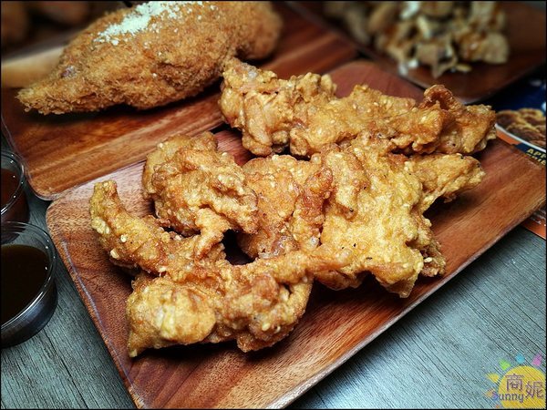 蘋果手雞炸雞專門家:台中獨家蘋果手雞。獨門醃料與外裹粉乾淨新鮮一吃成主顧