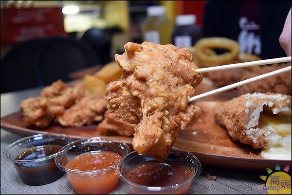 蘋果手雞炸雞專門家:台中獨家蘋果手雞。獨門醃料與外裹粉乾淨新鮮一吃成主顧