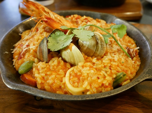 lala kitchen(交大店):LaLa Kitchen新美式餐廳(交大店)-交通大學內的美式餐廳 一大面書牆超有特色 餐點選擇多 味覺視覺兼具 聚餐約會首選