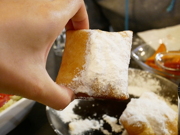 lala kitchen(交大店):LaLa Kitchen新美式餐廳(交大店)-交通大學內的美式餐廳 一大面書牆超有特色 餐點選擇多 味覺視覺兼具 聚餐約會首選