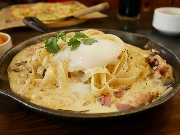 lala kitchen(交大店):LaLa Kitchen新美式餐廳(交大店)-交通大學內的美式餐廳 一大面書牆超有特色 餐點選擇多 味覺視覺兼具 聚餐約會首選