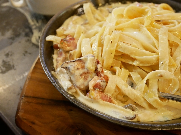 lala kitchen(交大店):LaLa Kitchen新美式餐廳(交大店)-交通大學內的美式餐廳 一大面書牆超有特色 餐點選擇多 味覺視覺兼具 聚餐約會首選