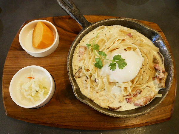 lala kitchen(交大店):LaLa Kitchen新美式餐廳(交大店)-交通大學內的美式餐廳 一大面書牆超有特色 餐點選擇多 味覺視覺兼具 聚餐約會首選