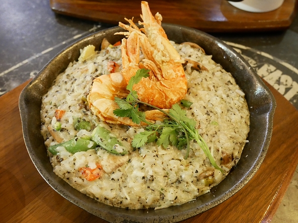 lala kitchen(交大店):LaLa Kitchen新美式餐廳(交大店)-交通大學內的美式餐廳 一大面書牆超有特色 餐點選擇多 味覺視覺兼具 聚餐約會首選