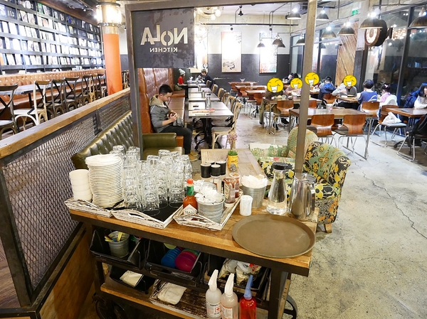 lala kitchen(交大店):LaLa Kitchen新美式餐廳(交大店)-交通大學內的美式餐廳 一大面書牆超有特色 餐點選擇多 味覺視覺兼具 聚餐約會首選