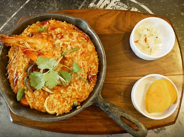 lala kitchen(交大店):LaLa Kitchen新美式餐廳(交大店)-交通大學內的美式餐廳 一大面書牆超有特色 餐點選擇多 味覺視覺兼具 聚餐約會首選