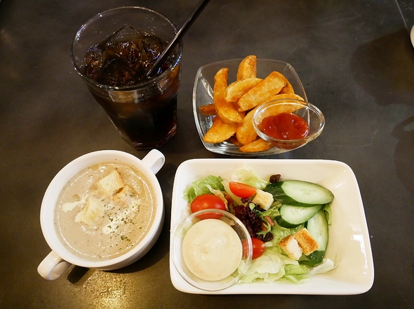 lala kitchen(交大店):LaLa Kitchen新美式餐廳(交大店)-交通大學內的美式餐廳 一大面書牆超有特色 餐點選擇多 味覺視覺兼具 聚餐約會首選