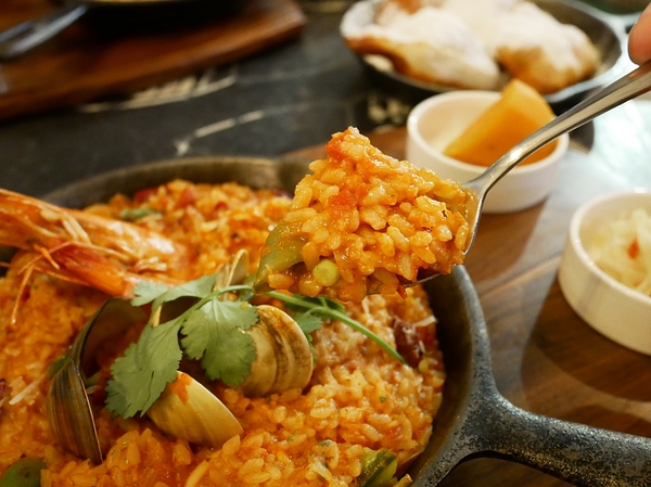 lala kitchen(交大店):LaLa Kitchen新美式餐廳(交大店)-交通大學內的美式餐廳 一大面書牆超有特色 餐點選擇多 味覺視覺兼具 聚餐約會首選