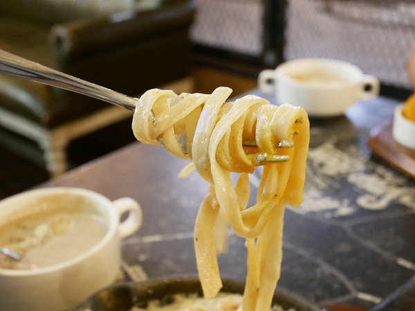 lala kitchen(交大店):LaLa Kitchen新美式餐廳(交大店)-交通大學內的美式餐廳 一大面書牆超有特色 餐點選擇多 味覺視覺兼具 聚餐約會首選