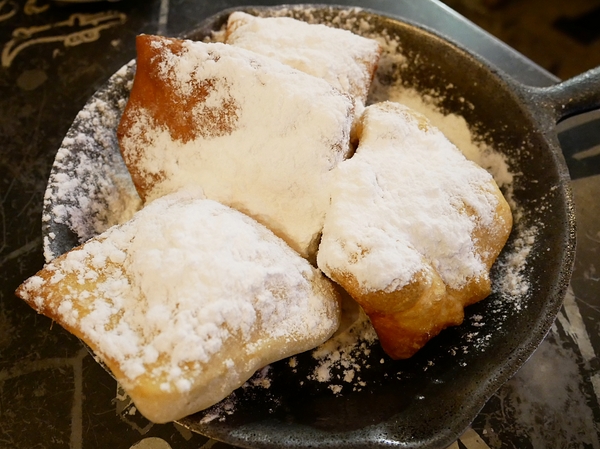 lala kitchen(交大店):LaLa Kitchen新美式餐廳(交大店)-交通大學內的美式餐廳 一大面書牆超有特色 餐點選擇多 味覺視覺兼具 聚餐約會首選