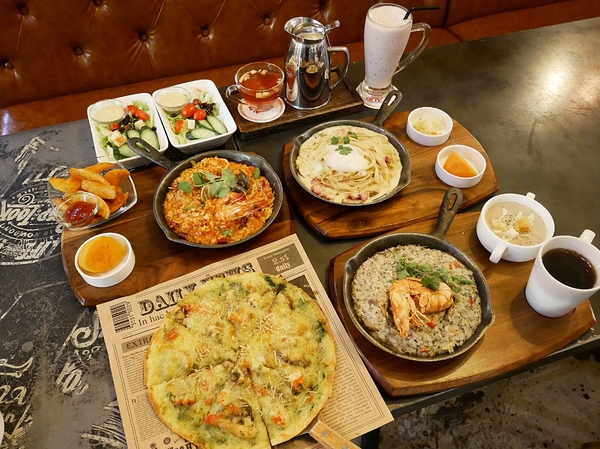 lala kitchen(交大店):LaLa Kitchen新美式餐廳(交大店)-交通大學內的美式餐廳 一大面書牆超有特色 餐點選擇多 味覺視覺兼具 聚餐約會首選