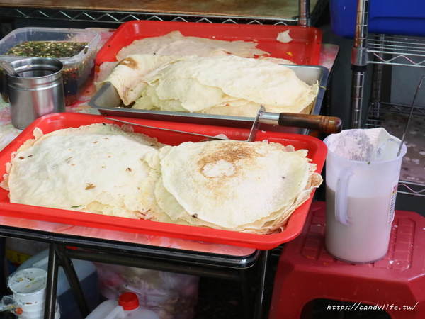 逢甲炒餅條：台中美食│逢甲炒餅條〃傳統技法古早味蛋餅，搭配特製肉燥及家傳蔥辣醬就是讚～