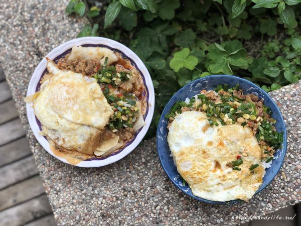 逢甲炒餅條：台中美食│逢甲炒餅條〃傳統技法古早味蛋餅，搭配特製肉燥及家傳蔥辣醬就是讚～