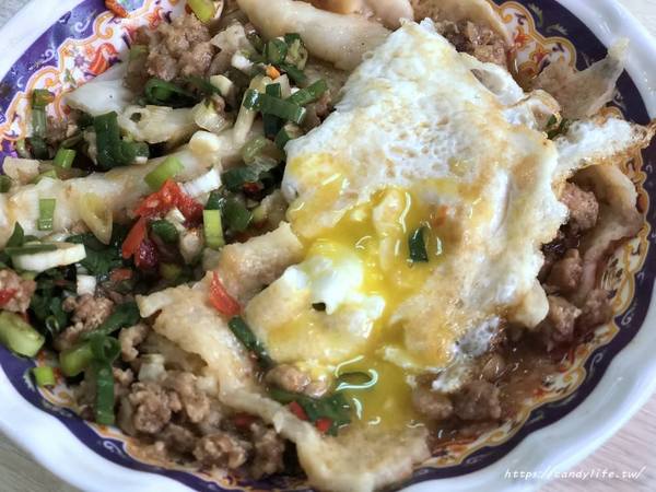 逢甲炒餅條：台中美食│逢甲炒餅條〃傳統技法古早味蛋餅，搭配特製肉燥及家傳蔥辣醬就是讚～