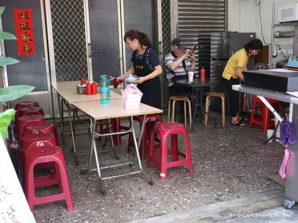 逢甲炒餅條：台中美食│逢甲炒餅條〃傳統技法古早味蛋餅，搭配特製肉燥及家傳蔥辣醬就是讚～