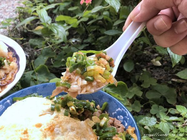 逢甲炒餅條：台中美食│逢甲炒餅條〃傳統技法古早味蛋餅，搭配特製肉燥及家傳蔥辣醬就是讚～