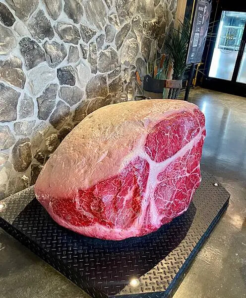 台中北屯牛排吃到飽！TGB很牛炭燒牛排崇德旗艦店，大推濕式熟成牛排。