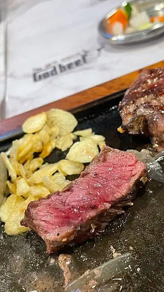 台中北屯牛排吃到飽！TGB很牛炭燒牛排崇德旗艦店，大推濕式熟成牛排。