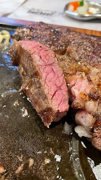 台中北屯牛排吃到飽！TGB很牛炭燒牛排崇德旗艦店，大推濕式熟成牛排。