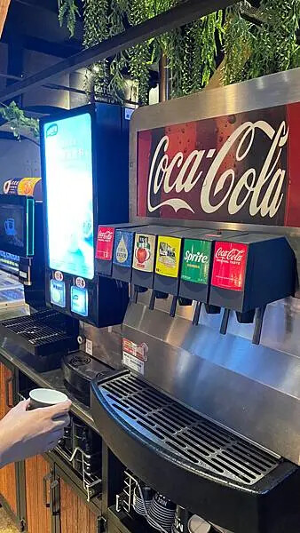 台中北屯牛排吃到飽！TGB很牛炭燒牛排崇德旗艦店，大推濕式熟成牛排。